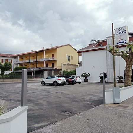 Bellerive Ristorante Albergo Манерба-дель-Гарда Екстер'єр фото
