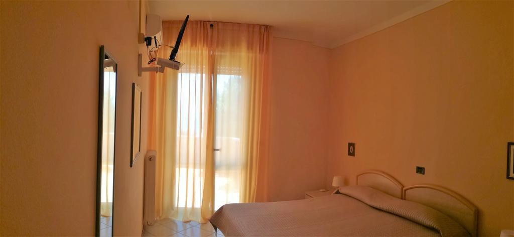 Bellerive Ristorante Albergo Манерба-дель-Гарда Екстер'єр фото